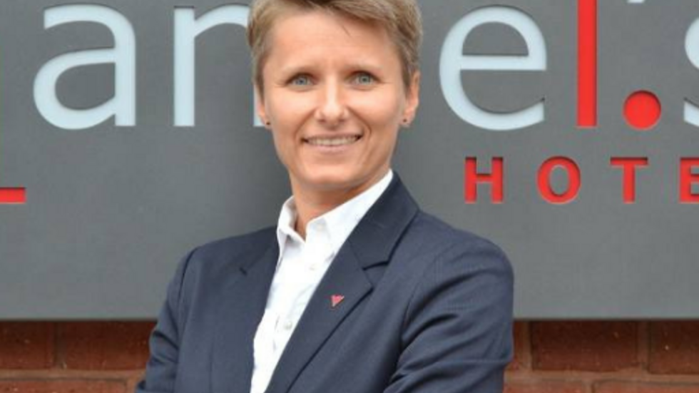 blondynka w marynarce na szarym tle