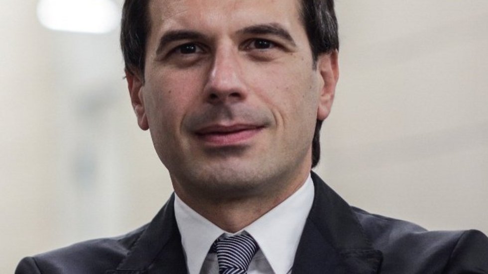 mężczyzna na tle jasnej ściany