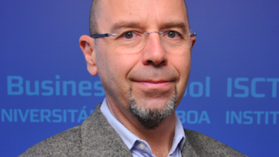 mężczyzna na błękitnym tle