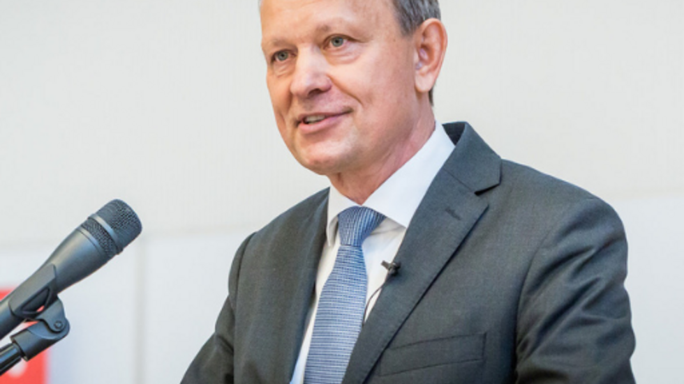 mężczyzna w garniturze na jasnym tle