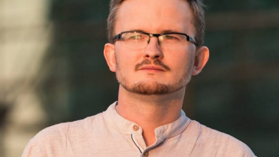 mężczyzna w jasnej koszuli