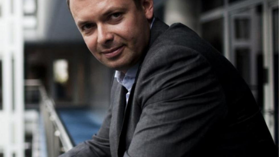 mężczyzna w garniturze na ciemnym tle