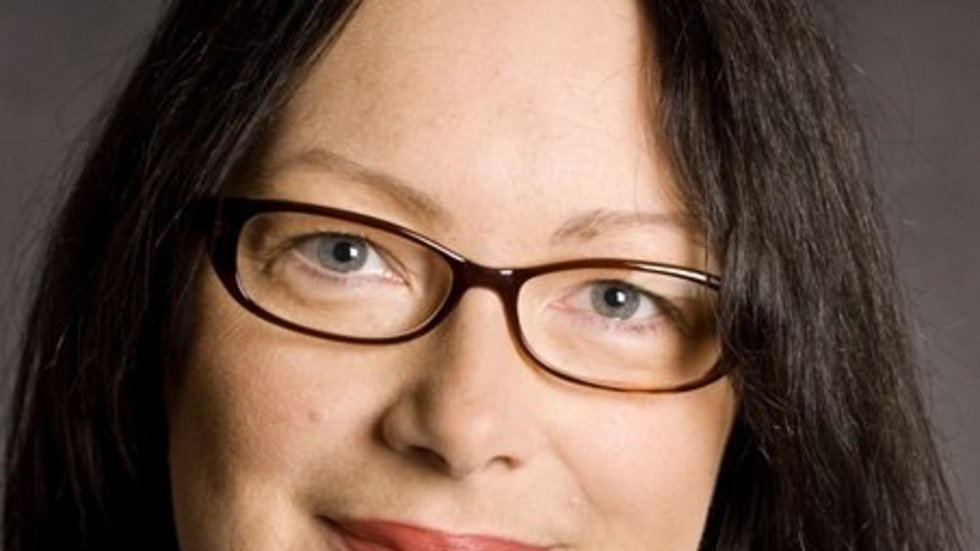 kobieta w okularach na ciemnym tle