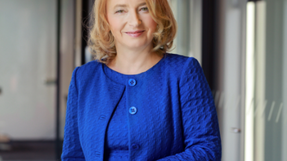 kobieta w niebieskiej sukience w biurze