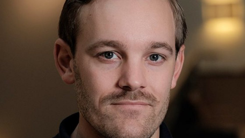 mężczyzna na ciemnym tle