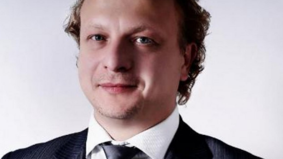 mężczyzna w garniturze na jasnym tle