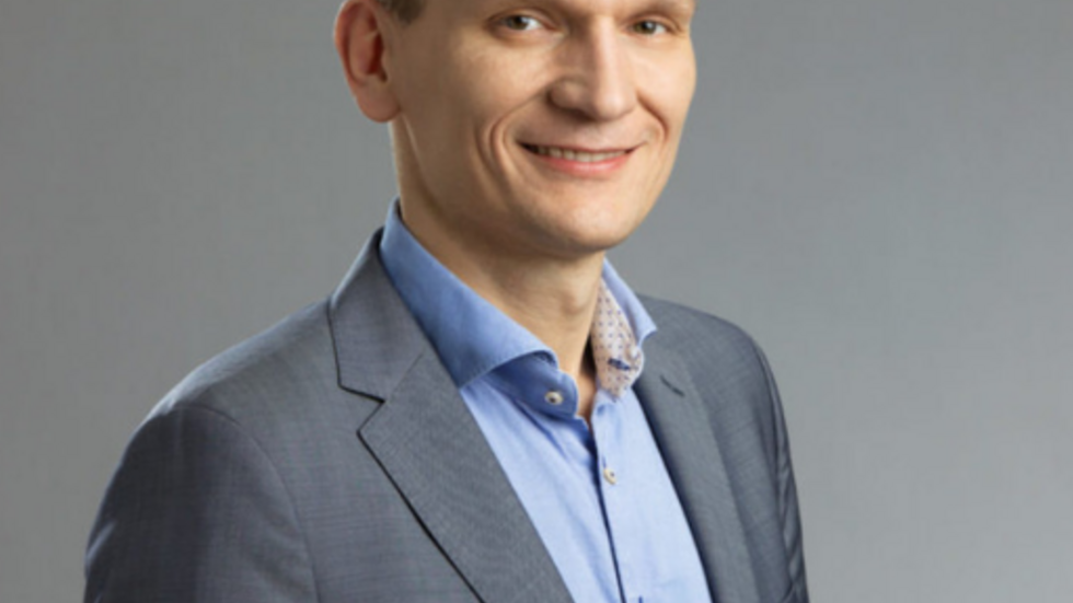 mężczyzna w marynarce na szarym tle