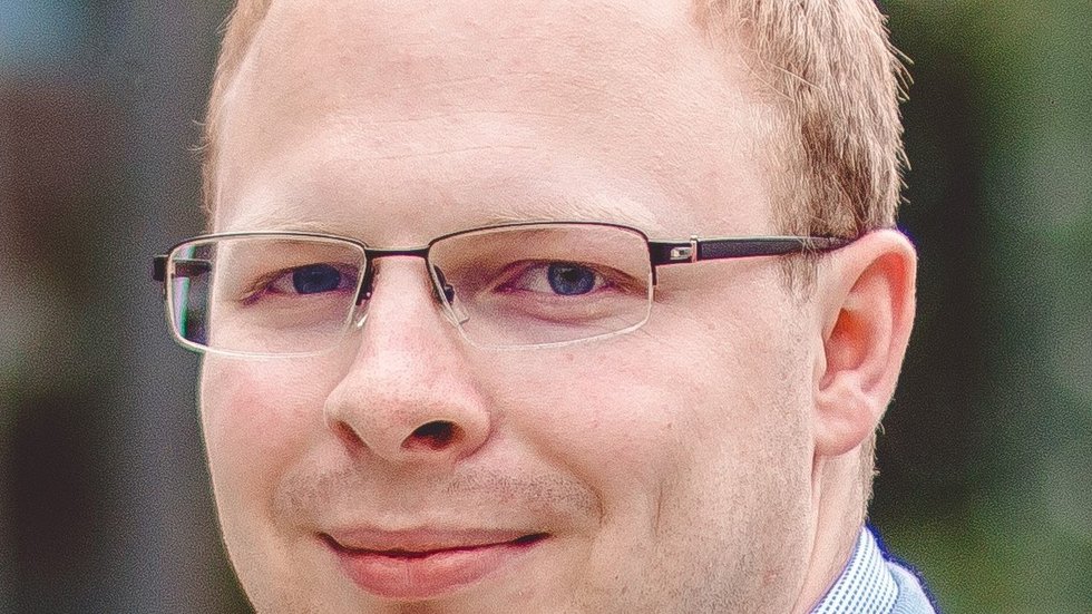 mężczyzna na tle zieleni