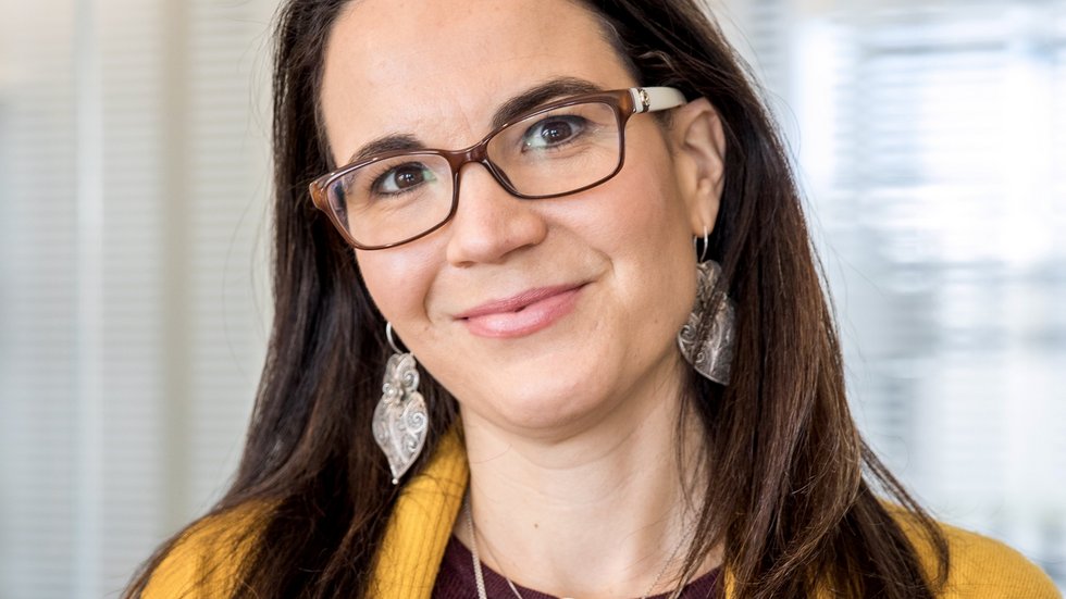 kobieta w okularach na tle szklanej powierzchni