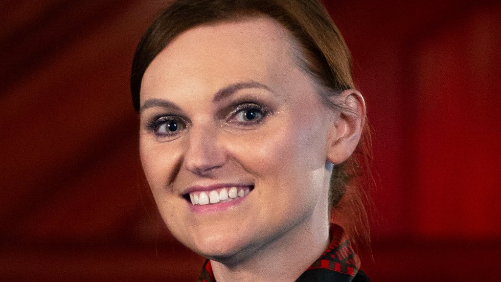 kobieta na ciemnym tle