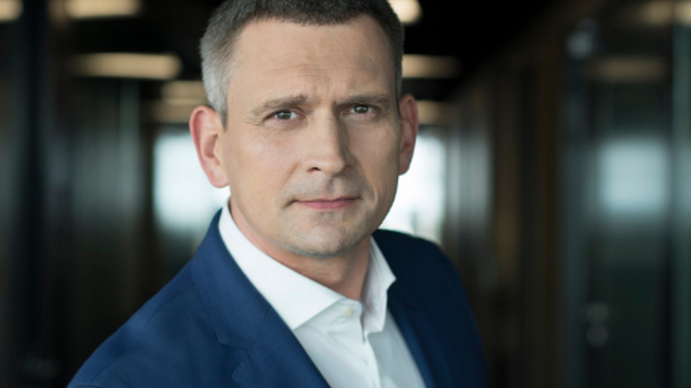 mężczyzna w garniturze na ciemnym tle