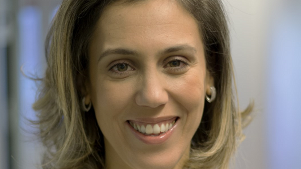 blondynka na błęktitnym tle