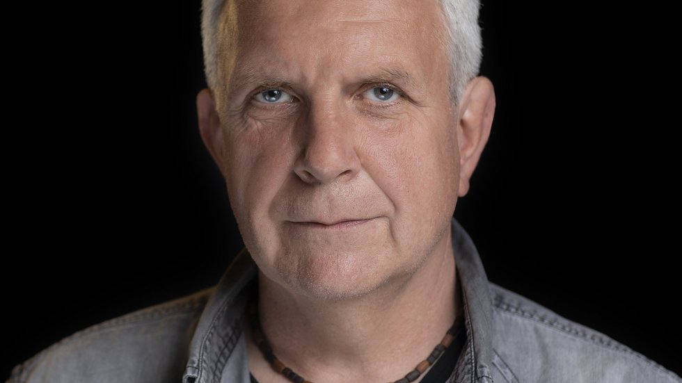 mężczyzna na czarnym tle