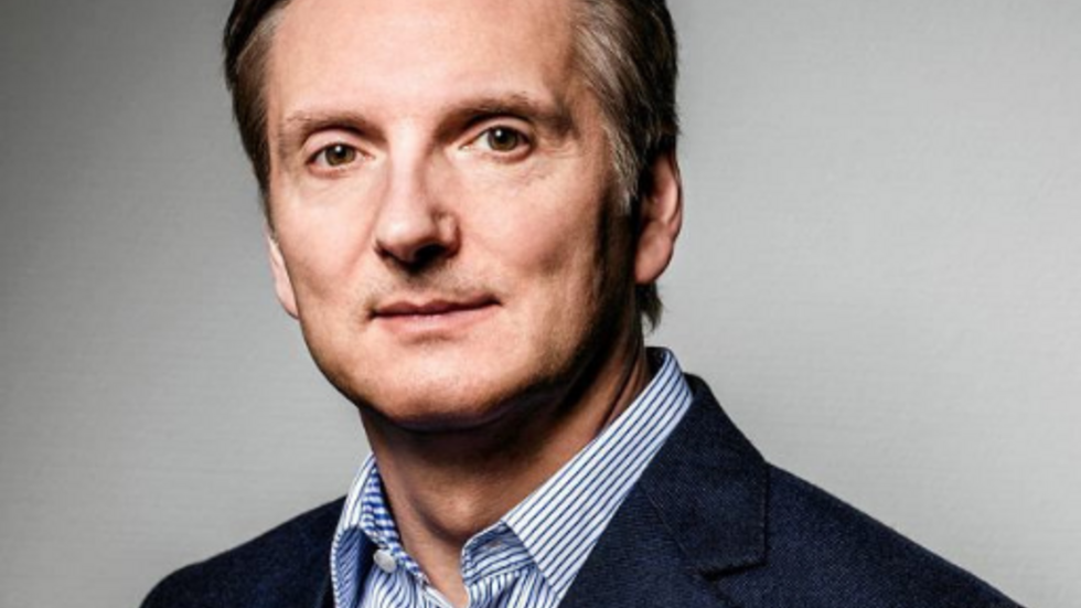 mężczyzna w garniturze na szarym tle