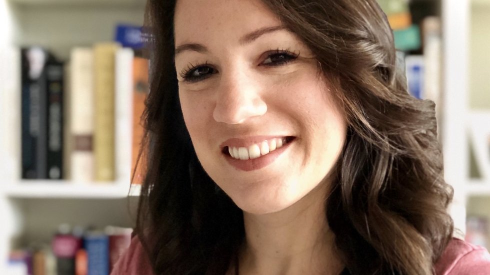 brunetka na tle książek