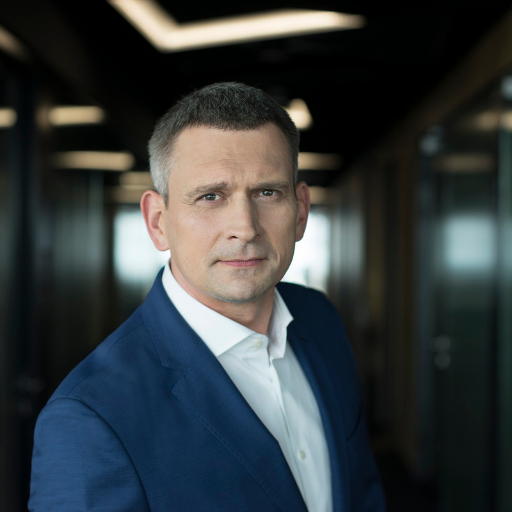 mężczyzna w garniturze na ciemnym tle